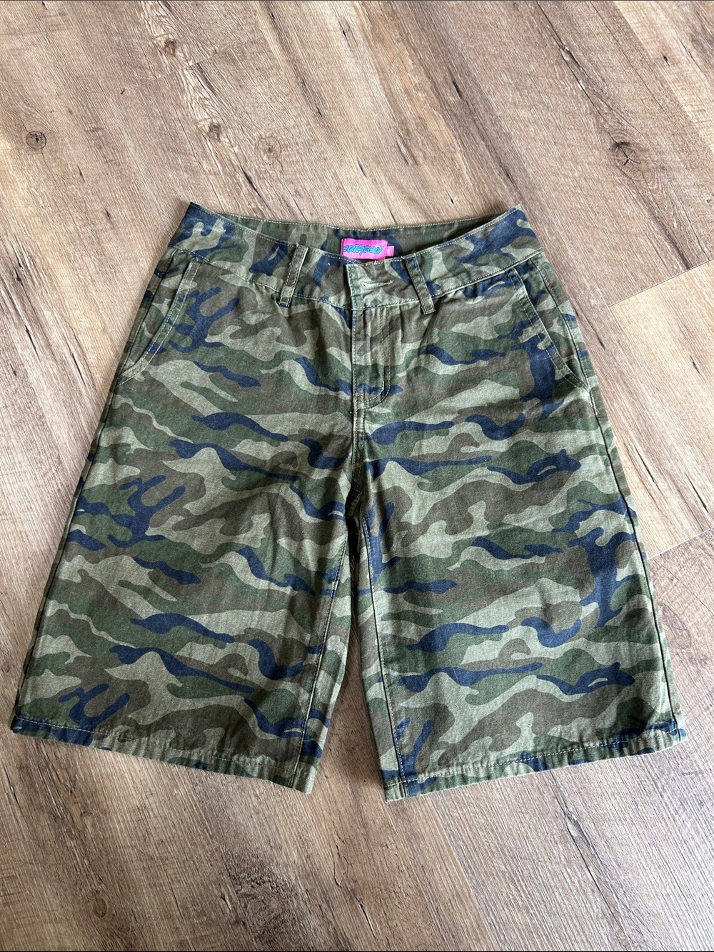 Edikted Green Camo Women's Shorts